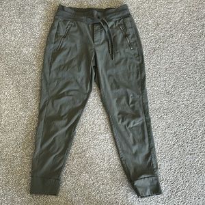 Athleta Trekkie North Joggers size 6 olive green. Great condition.